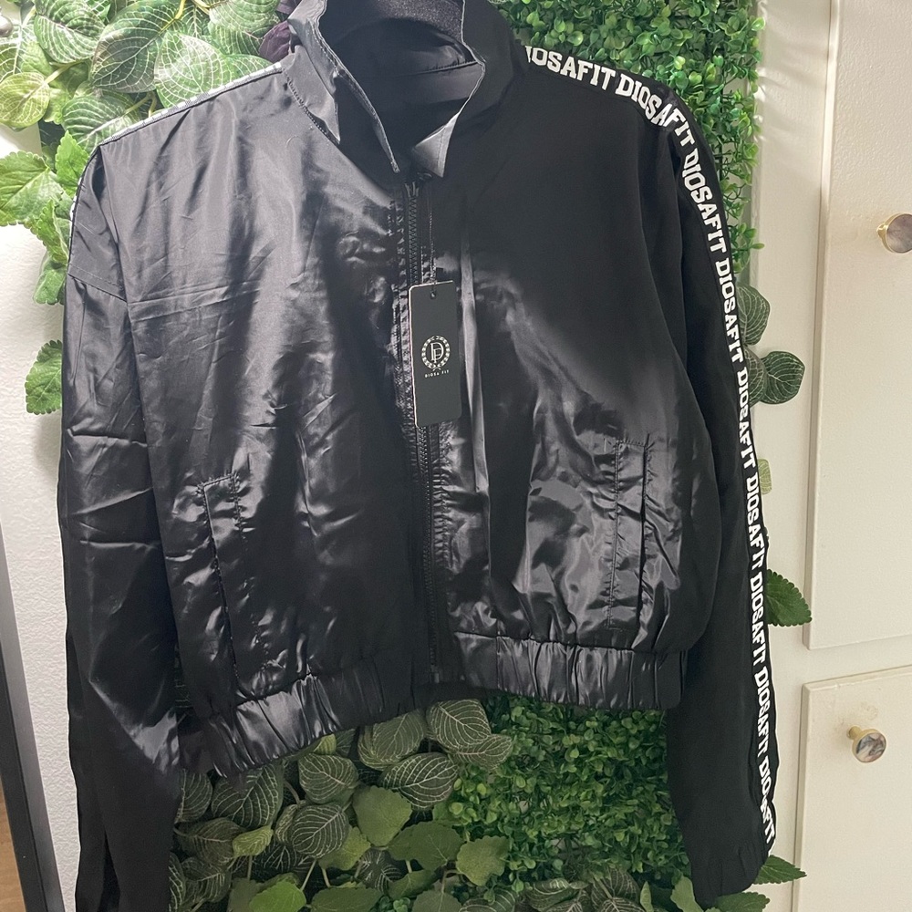 Diosa Fit cropped zip up windbreaker size large NWT